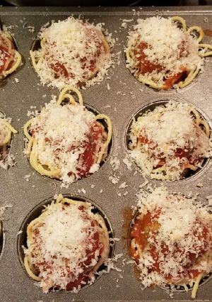 A picture of Spaghetti & meatball birdsnest bites.