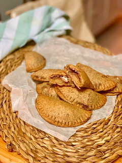Una foto de Empanadillas con masa de centeno integral y relleno de cebolla caramelizada, manzana y feta