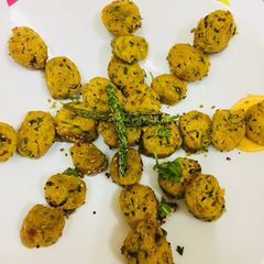 A picture of Gujarati methi muthiya.