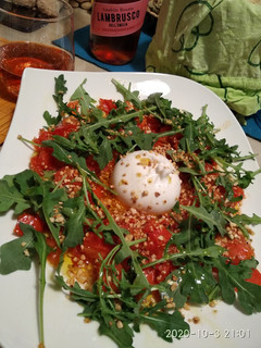 Una foto de Burrata con tomates salteados