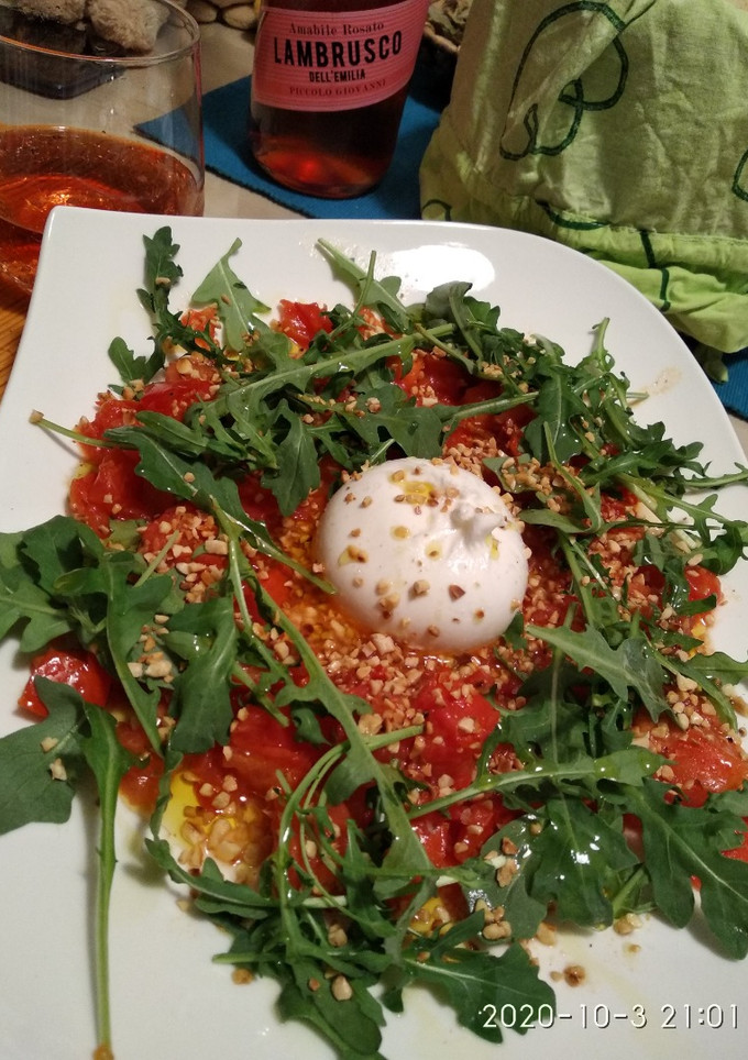 Una foto de Burrata con tomates salteados