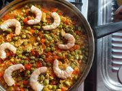 Una foto de tarros con mariscos
