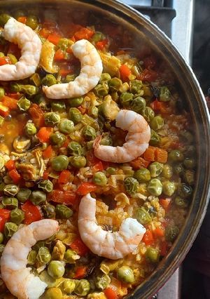 Una foto de Arroz con surtido de mariscos en conserva tipo paella 🥘