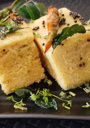 मूगडाळ ढोकळा (moong dhokla recipe in marathi) रेसिपी चे मुख्य फोटो