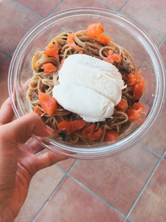Una foto de Spaghetti integrales con champiñones, salmón ahumado y mozzarella