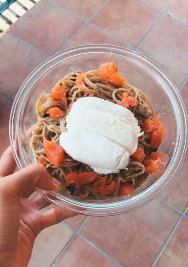 Una foto de Spaghetti integrales con champiñones, salmón ahumado y mozzarella