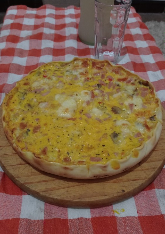 Una foto de Tarta de jamón, muzzarella y champiñones
