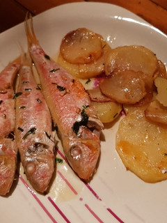 Una foto de Salmonetes al horno con patatas
