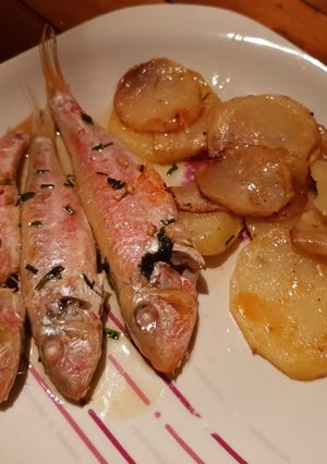 Una foto de Salmonetes al horno con patatas