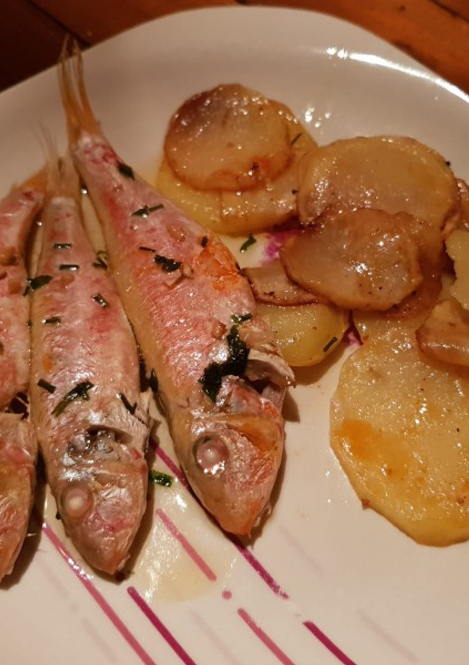 Una foto de Salmonetes al horno con patatas
