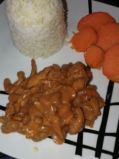 Una foto de Pollo con almendras