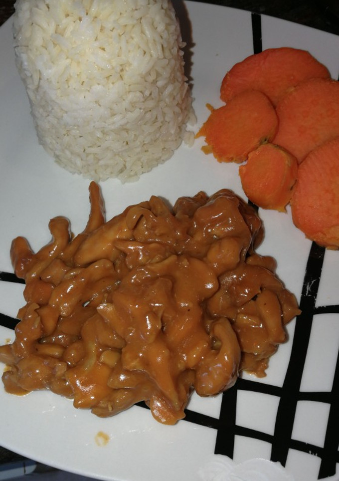 Una foto de Pollo con almendras