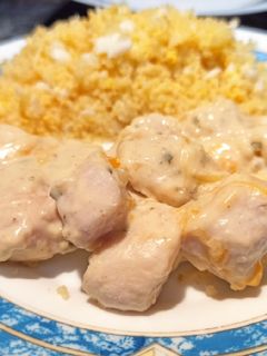 Una foto de Solomillos de pollo en salsa de nata y mostaza con cous-cous