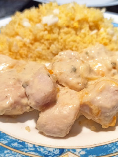 Una foto de Solomillos de pollo en salsa de nata y mostaza con cous-cous