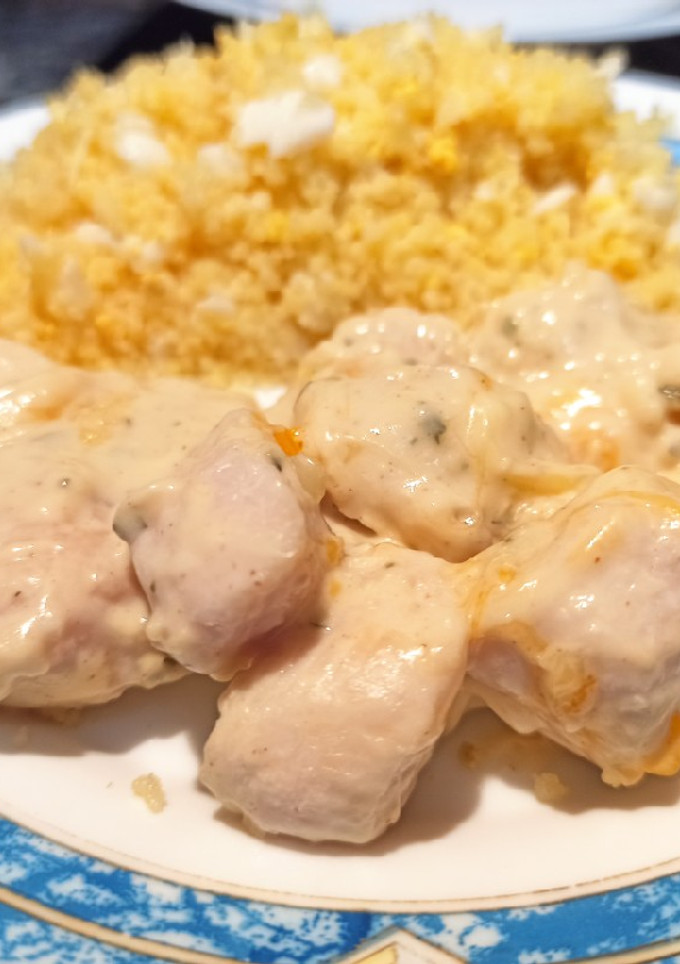 Una foto de Solomillos de pollo en salsa de nata y mostaza con cous-cous