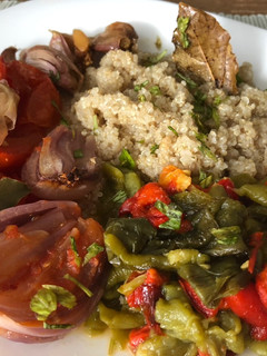 Una foto de Pimientos asados con tomatitos, ajos, cebolla morada y quinoa integral