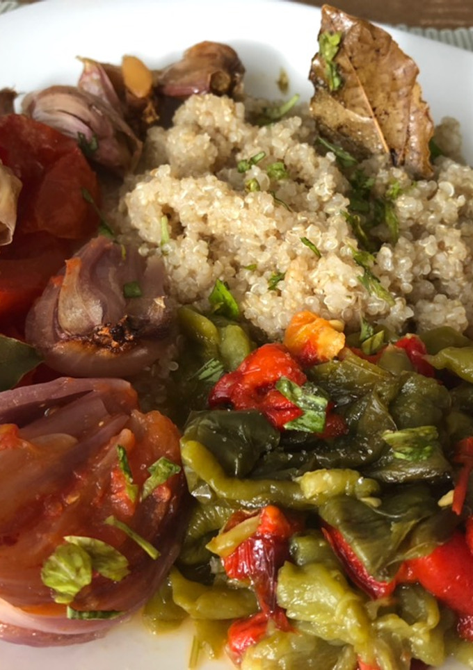 Una foto de Pimientos asados con tomatitos, ajos, cebolla morada y quinoa integral
