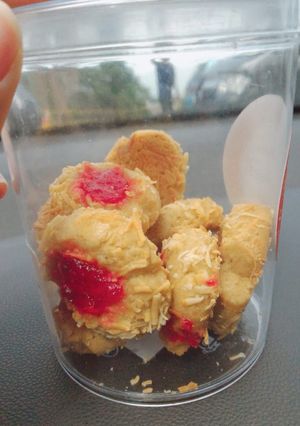 Foto resep Crunchy Strawberry Cheese Thumbprint Cookies
