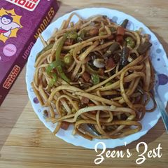A picture of Udon and Veg.