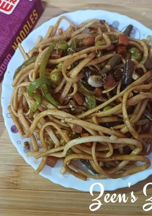 A picture of Udon and Veg.