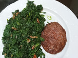Espinacas salteadas con jamón y hamburguesa de ternera
