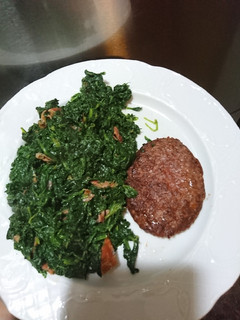 Una foto de Espinacas salteadas con jamón y hamburguesa de ternera