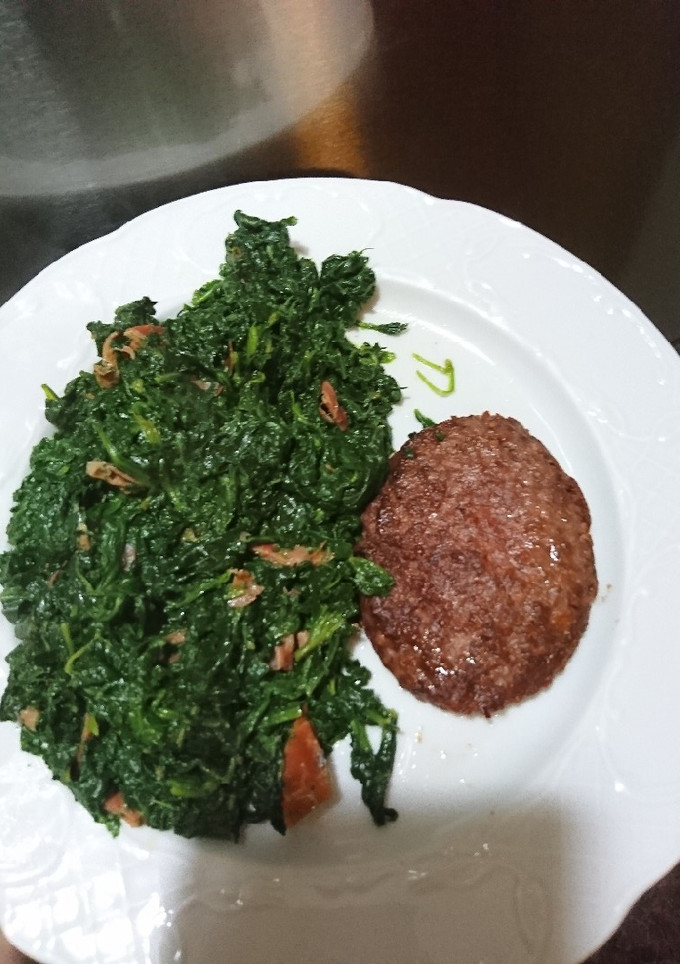 Una foto de Espinacas salteadas con jamón y hamburguesa de ternera