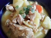 Una foto de cazuela pollo y verdura