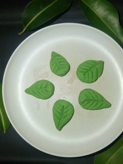 A picture of Leaf cookies.