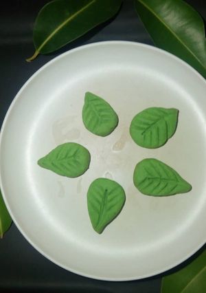A picture of Leaf cookies.