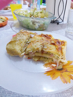 Una foto de Pastel de patata, calabacín y jamón