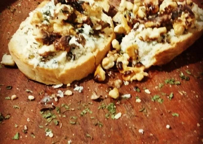 Foto principal de Crutones de pan de campo con ajo queso azul y nueces con vinagreta de miel