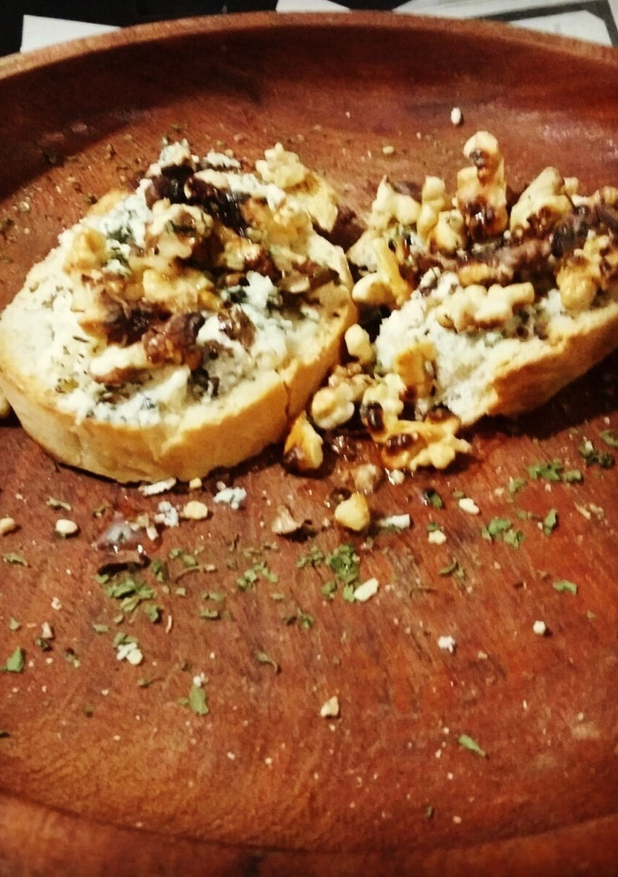 Una foto de Crutones de pan de campo con ajo queso azul y nueces con vinagreta de miel