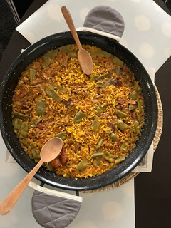 Una foto de Arroz en paella 🥘 o sartén, con paletilla de cordero