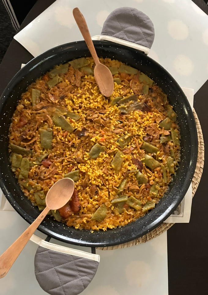 Una foto de Arroz en paella 🥘 o sartén, con paletilla de cordero