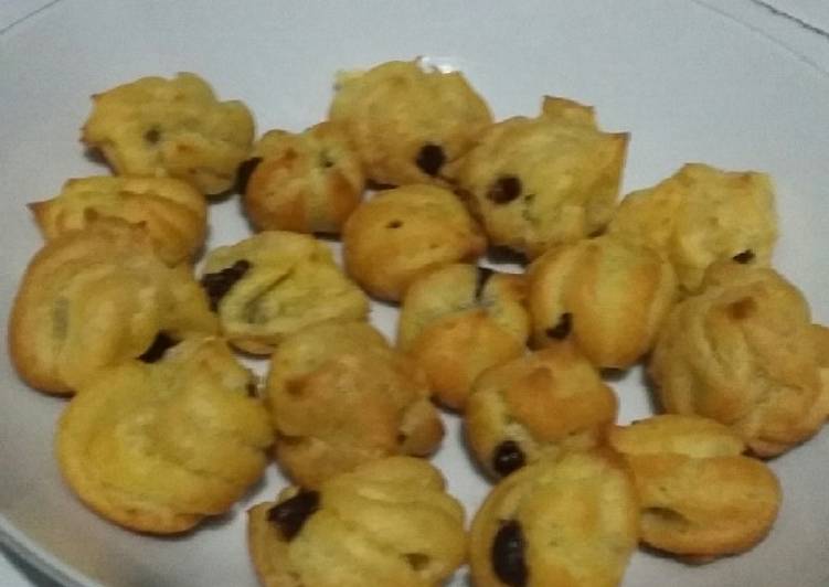 Soes kering isi coklat