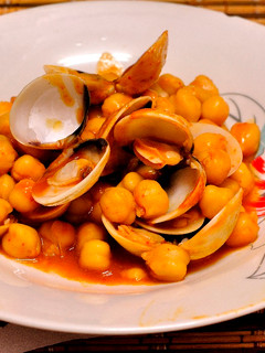 Una foto de Garbanzos con almejas en salsa vizcaína