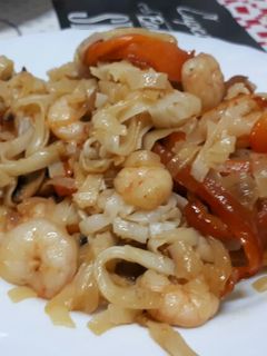 Una foto de Noodles con verdura y gambas