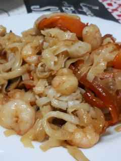Una foto de Noodles con verdura y gambas