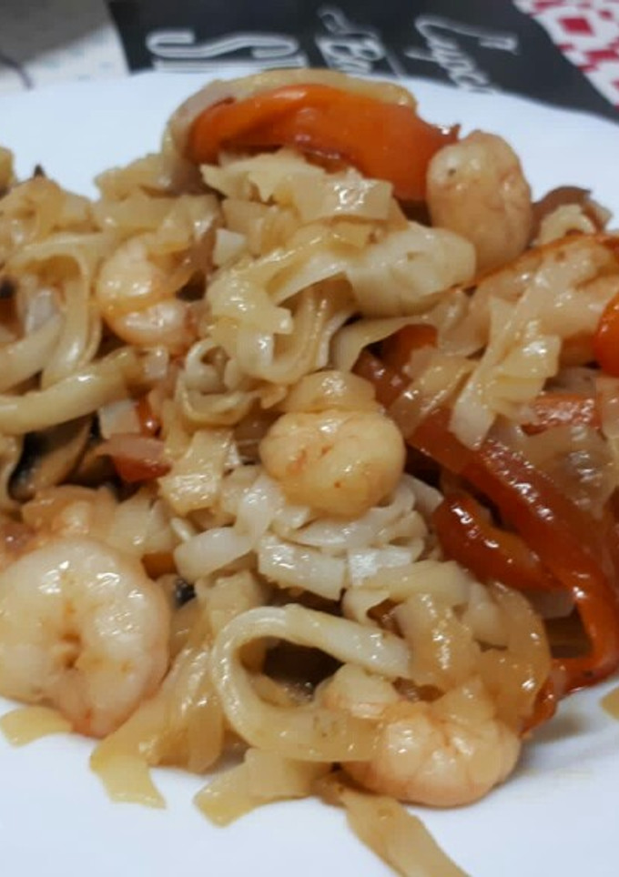 Una foto de Noodles con verdura y gambas