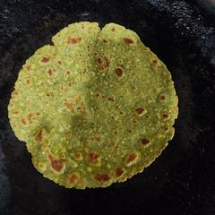 A picture of Palak paratha.