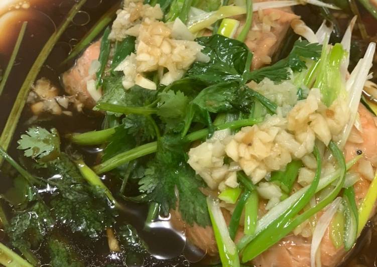Proses Menyiapkan Tim ikan bawang putih kecap asin ala resto Cina yang Lezat