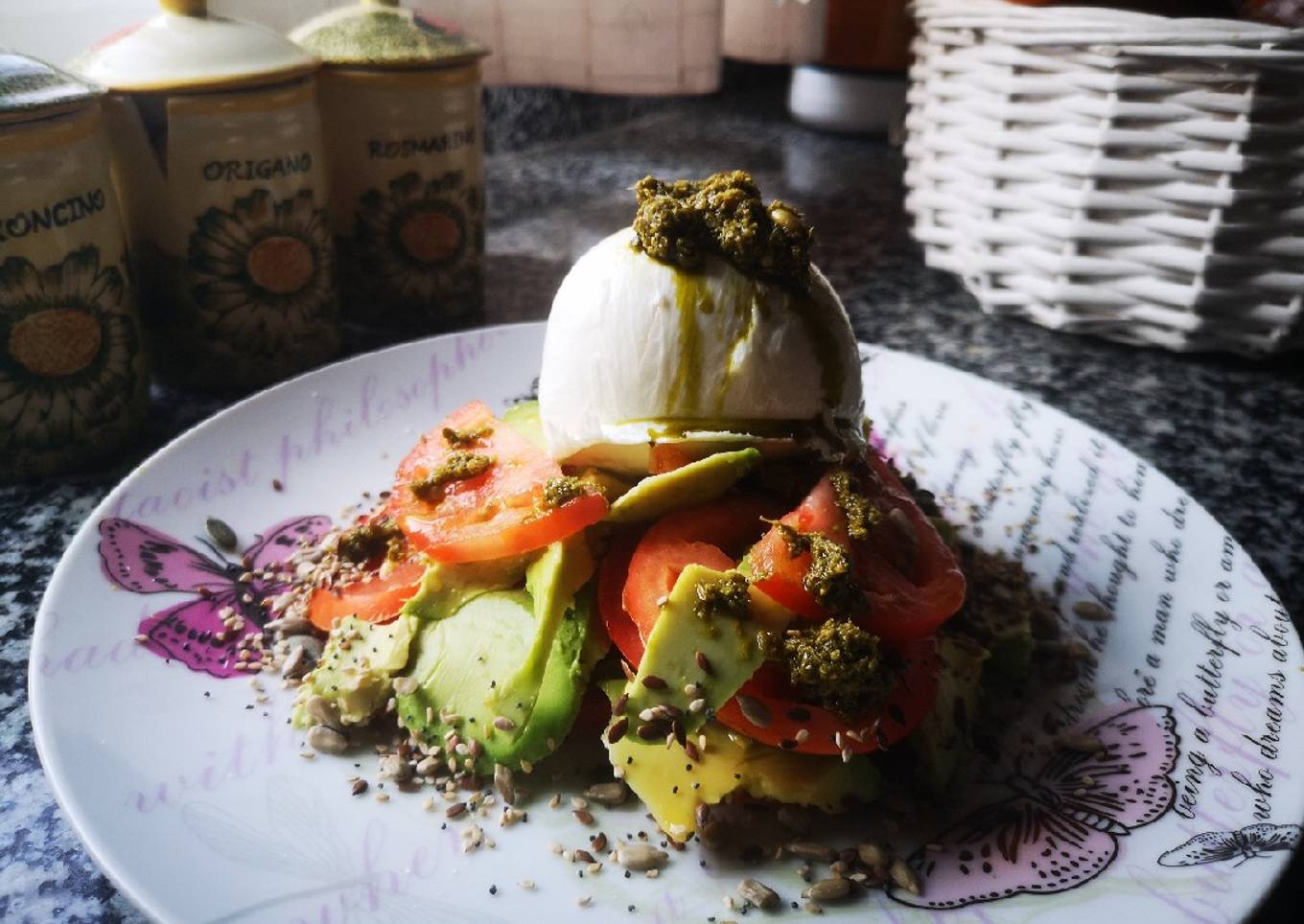 Ensalada de tomate, aguacate y mozzarella de búfala al pesto