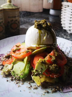 Una foto de Ensalada de tomate, aguacate y mozzarella de búfala al pesto