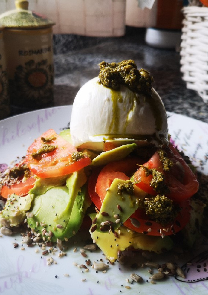 Una foto de Ensalada de tomate, aguacate y mozzarella de búfala al pesto