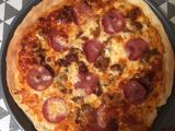 Pepperoni pizza saus bolognese