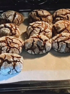 Una foto de Galletas craqueladas de brownie