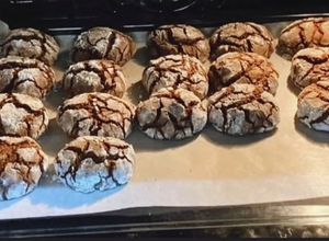 Una foto de Galletas craqueladas de brownie