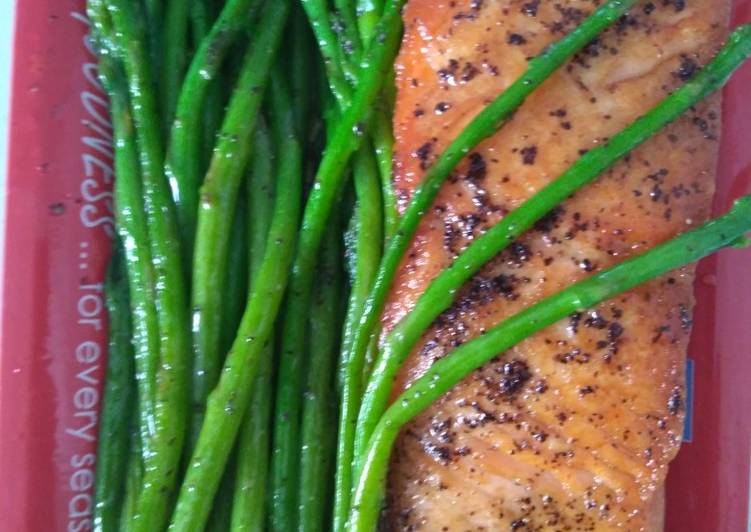 Baby asparagus salmon with black paper