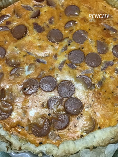 Una foto de Pastel de hojaldre con salchichas al queso, bacon y tomate frito
